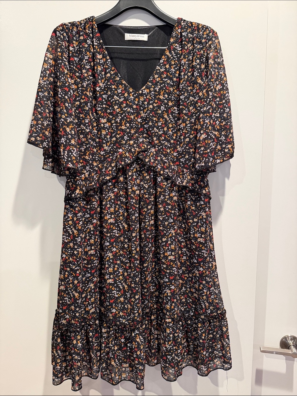 Manydress Black Floral Midi Dress with V-Neck and Ruffle Hem